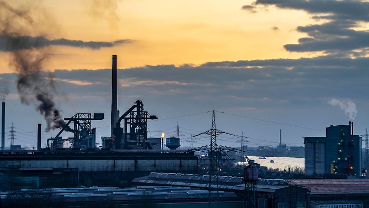 Etwa 13.000 Menschen arbeiten in der Stahlproduktion in Duisburg. Wie viele Stellen abgebaut werden, ist noch unklar.