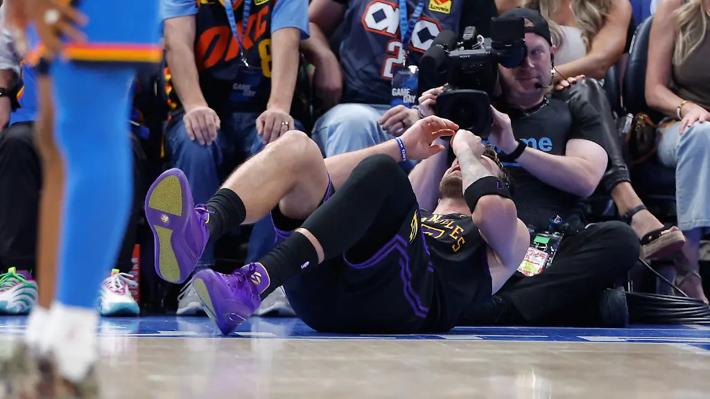 2026-04-03T033809Z_2009301712_MT1USATODAY28647357_RTRMADP_3_NBA-LOS-ANGELES-LAKERS-AT-OKLAHOMA-CITY-THUNDER