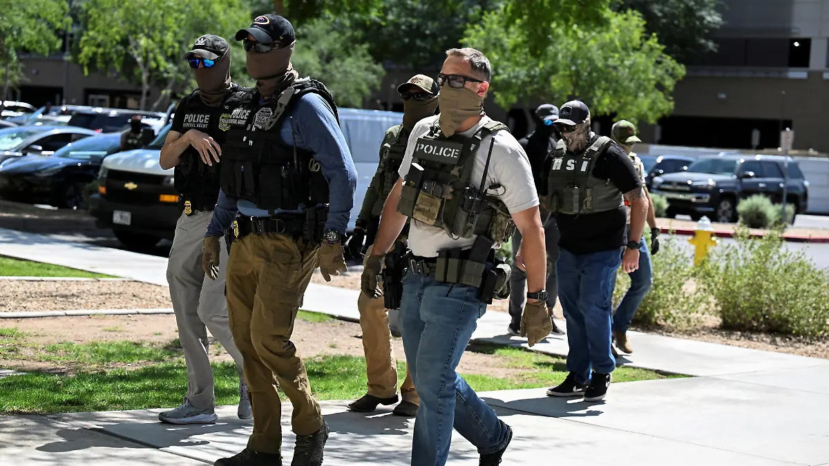 2026-07-02T162501Z_63059014_RC2MMEARAF3S_RTRMADP_3_USA-TRUMP-POLICE-MASKS
